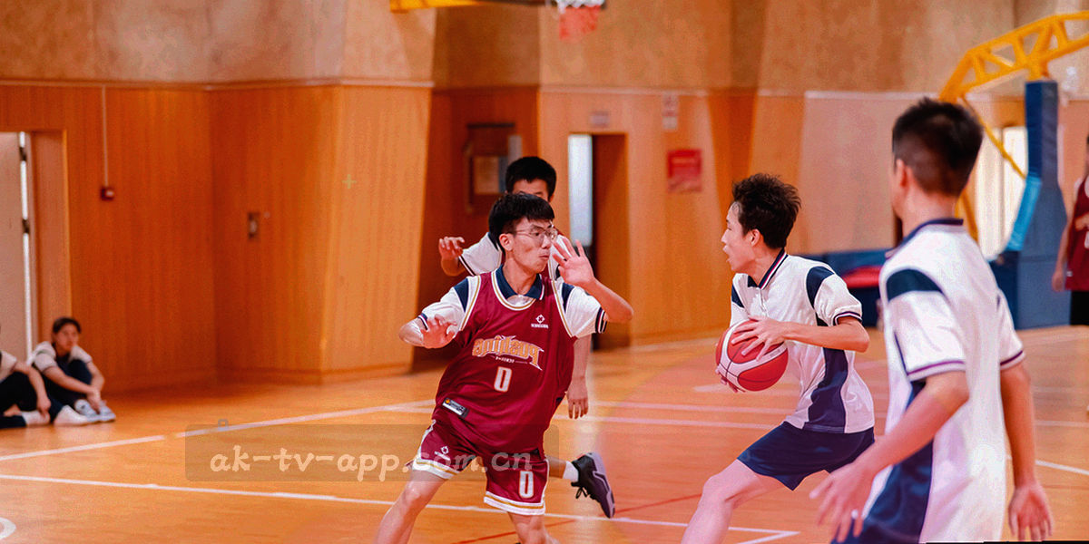 足球场俯视图，叠加实时比分与技术统计图层